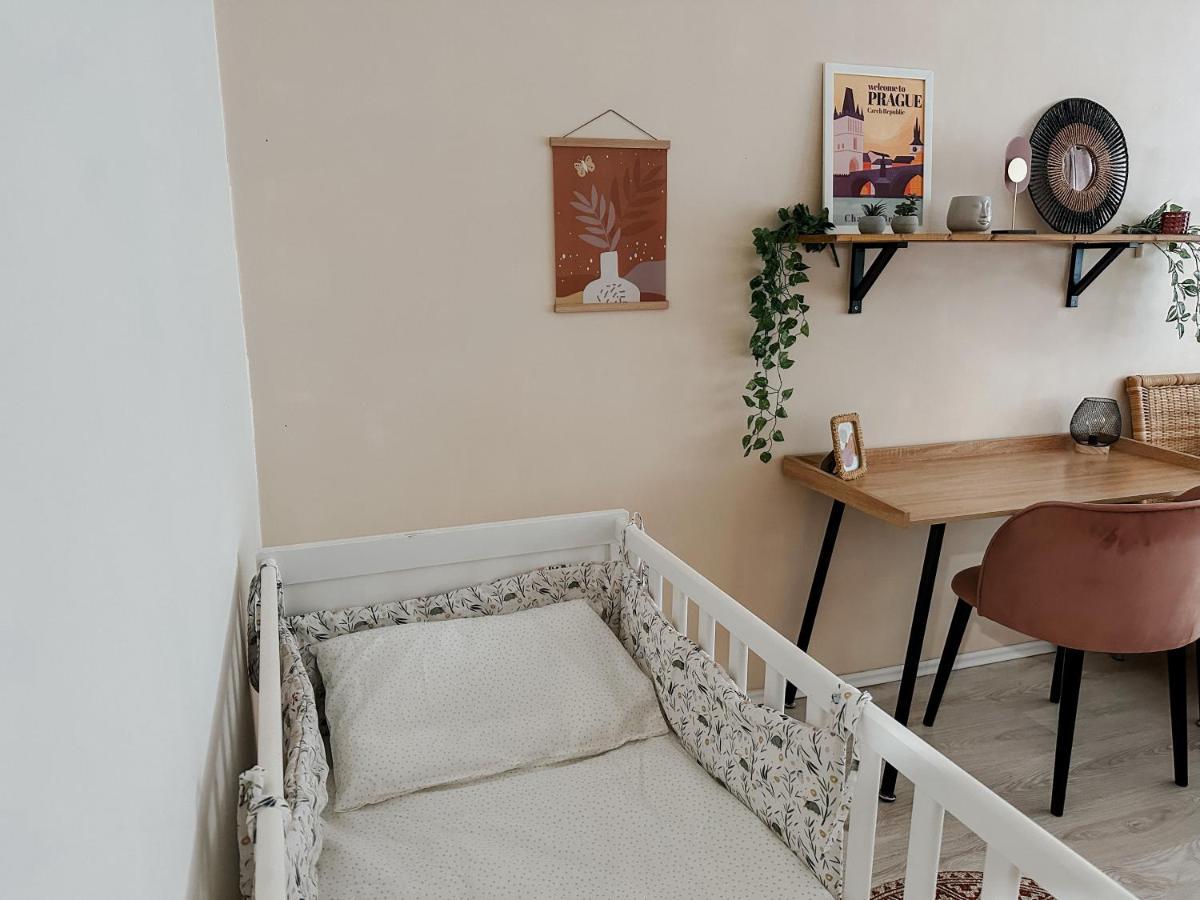 Quiet Boho Lair 10 Min To Centre Apartment Prague